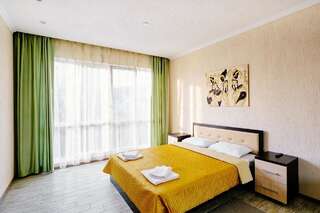 Отель Гостиница Солнце Абхазии Пицунда Номер-студио Делюкс с кроватью размера "king-size"-2